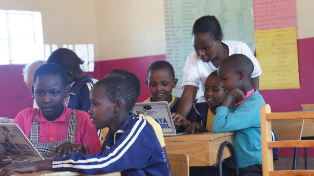 Teacher agness teaching the pupils with the chrome books